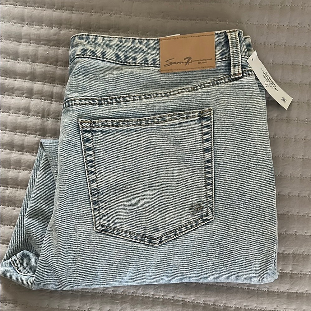 Light Blue Straight Leg Jeans with Classic Denim Style